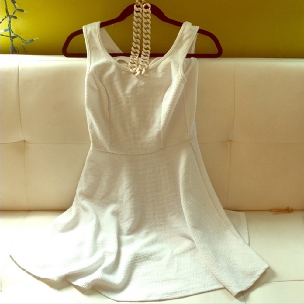 White dress with "heart" keyhole back💥5 for $20💥